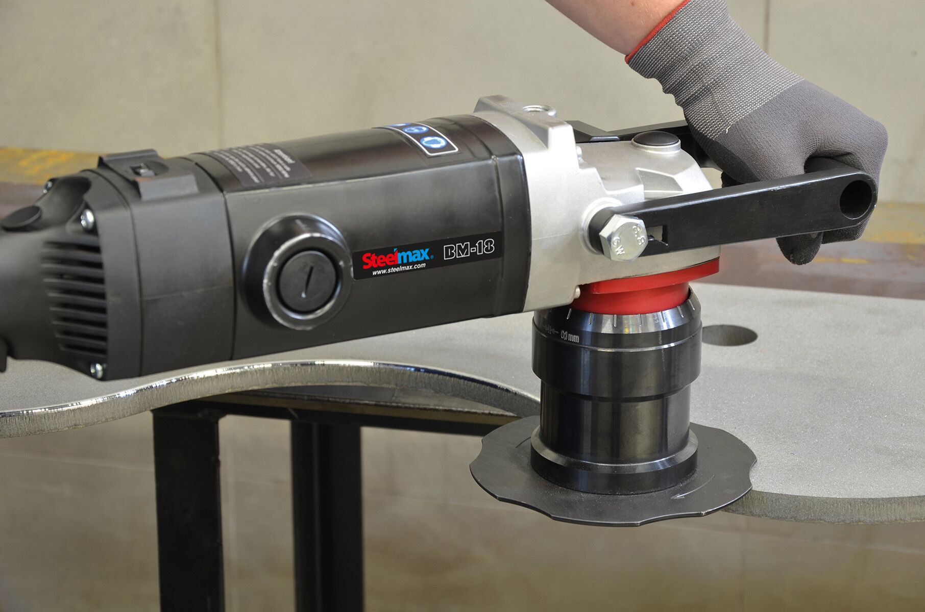 steelmax bm-18 metal beveling machine in use